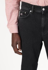 Tommy Jeans RYAN - Sirgete säärtega teksad - denim black
