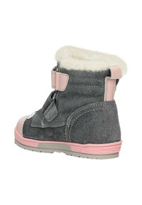 Grijze suède enkelboot met faux fur voering, roze accenten, klittenbandsluiting en een rubberen zool. Heeft een ronde neus en een gestructureerd detail.