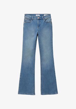 Jeans bootcut in denim azzurro chiaro con cinque tasche, passanti per cintura e chiusura con bottone, distesi su uno sfondo bianco.