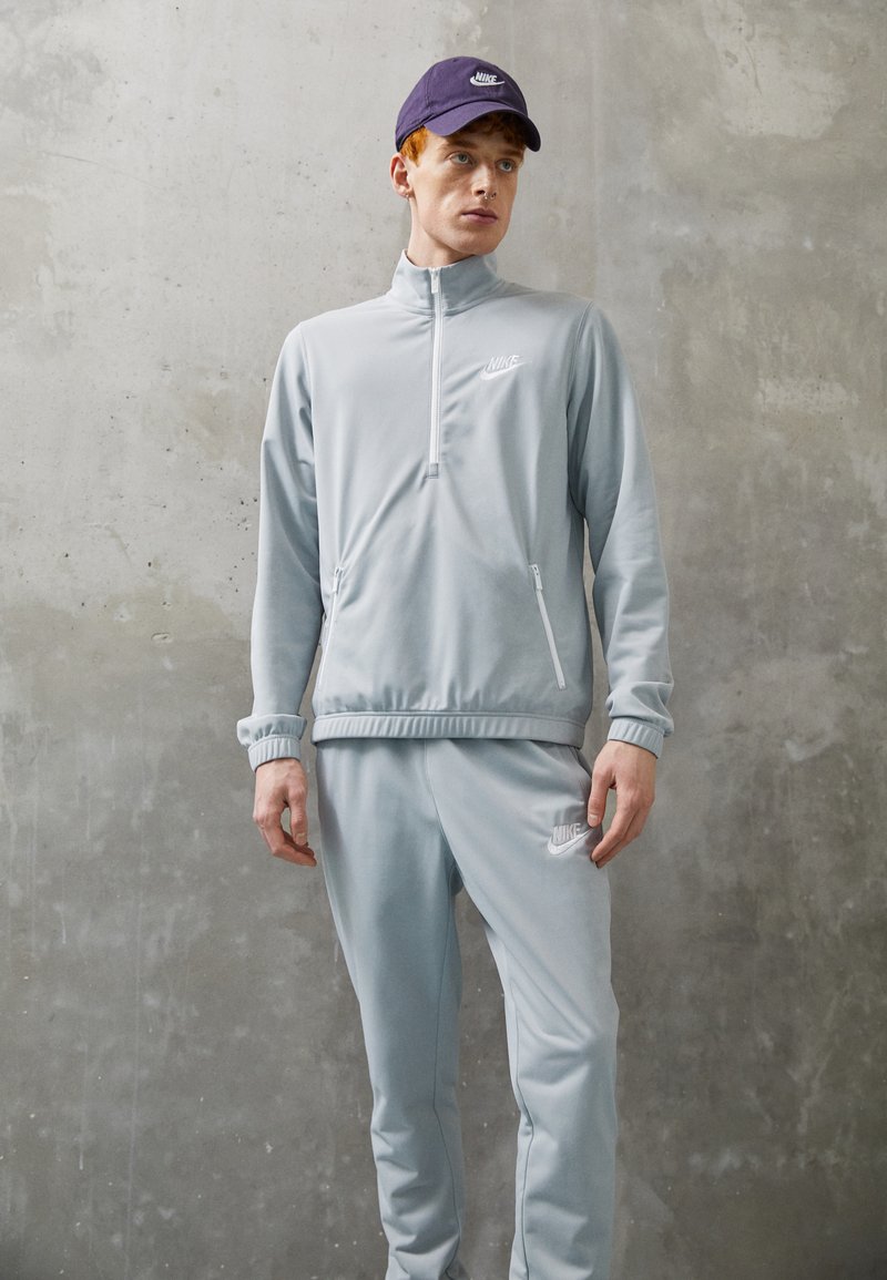 Nike Sportswear M NSW SPE PK TRK SUIT BASIC - Trainingsanzug - lt smoke ...