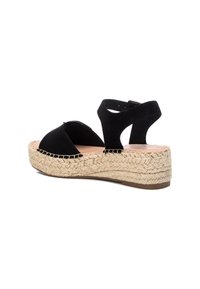 Černé semišové wedge sandály s espadrilovým provázkovým podrážkou, s otevřenou špičkou a dvojitým páskem pro podporu kotníku.