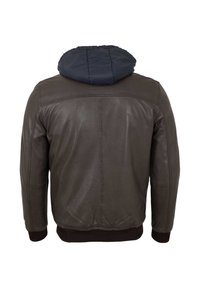 Braune Lederbomberjacke mit einer marineblauen Pufferkapuze, gerippten Manschetten und Saum, glatter Textur und minimalen Nähten auf der Rückseite.