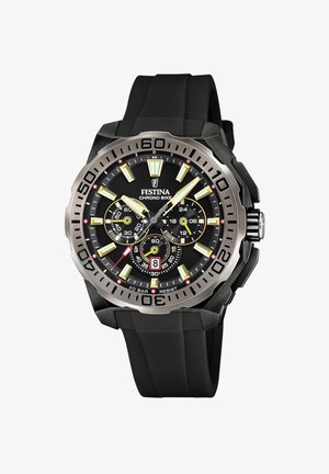 Zwarte chronograaf horloge met een roestvrijstalen bezel, gele en witte uurmarkers, drie subdials, rubberen band en datumaanduiding.