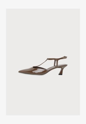 Barna lakkbőr slingback női cipő hegyes orral, T-pánttal, kis ívelt sarokkal és bokapántos csattal, egyszínű háttéren.