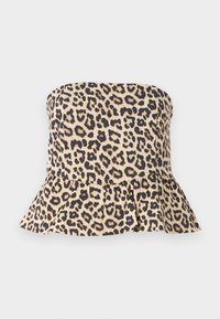 Top brez naramnic z leopardjim printom v bež in črni barvi, s flared peplum robom in gladko teksturo tkanine.