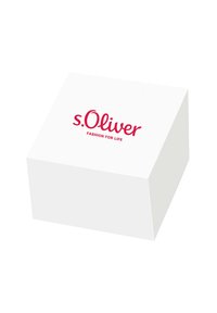 Weißer rechteckiger Kasten mit einer glatten Oberfläche, der ein auffälliges rotes Logo "s.Oliver" und den Text "FASHION FOR LIFE" darunter zeigt.