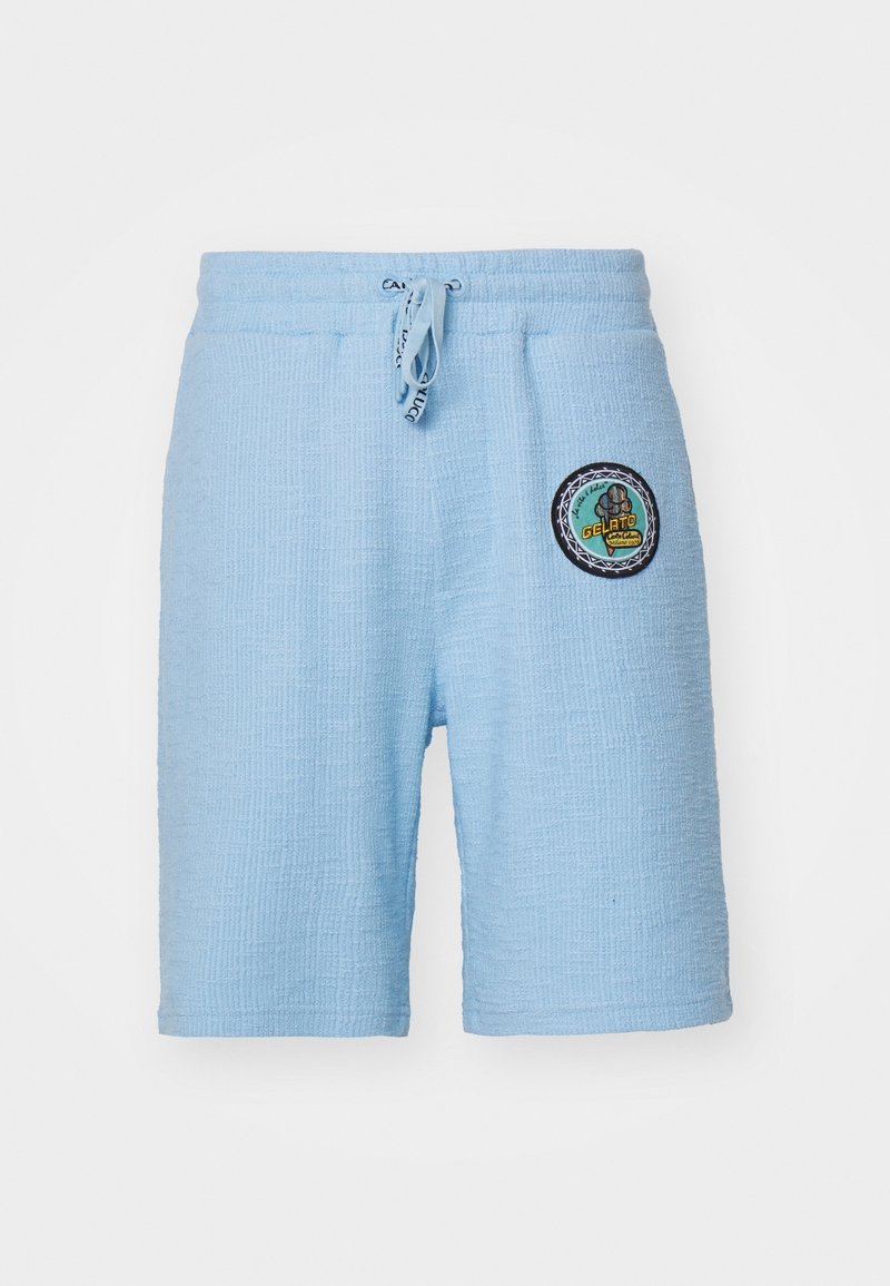 Shorts bleu clair texturé avec taille à cordon et patch rond représentant un cornet de gelato et une bordure décorative sur la jambe gauche.