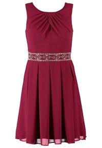 Robe bordeaux sans manches avec corsage plissé, encolure en forme de trou de serrure, jupe évasée et détail de ceinture perlée argentée.