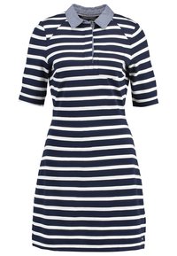Vestido polo de manga corta a rayas horizontales en navy y blanco, con un collar de chambray azul y bolsillo en el pecho.