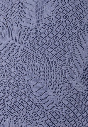 Tela de encaje en lavanda con intrincados patrones de hojas y motivos florales, que presenta diversas tramas abiertas y cerradas para agregar textura.