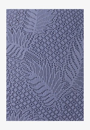 Tela de encaje en lavanda con intrincados patrones de hojas y motivos florales, que presenta diversas tramas abiertas y cerradas para agregar textura.