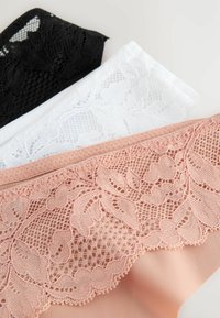 Set van drie onderkleding met kantafwerking in zwart, wit en perzik. Voorzien van ingewikkelde bloemenkantontwerpen langs de taille.