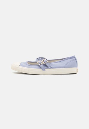 Bailarinas de lienzo azul claro con puntera redonda, dos correas ajustables con hebillas doradas y una suela de goma blanca. Textura suave.