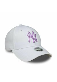 Casquette de baseball blanche avec un logo NY brodé en violet. Elle présente une visière courbée et une sangle ajustable. Fabriquée en tissu texturé.
