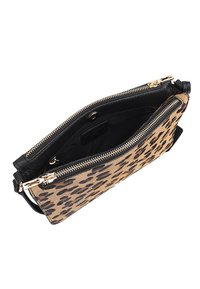 Kleine handtas met een luipaardprint voorvak, zwart leren lichaam en gouden ritsaccenten, geopend om de interieurcompartimenten te tonen.