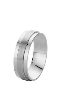 Zilveren ring met een gebogen band; heeft een geborstelde en gepolijste afwerking met twee horizontale groeven voor textuurcontrast.