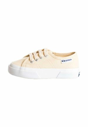 Sneaker in tela beige con suola in gomma bianca, punta tonda e quattro fori per i lacci. Presenta un piccolo'etichetta blu del marchio sul lato.