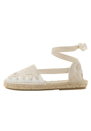 Sandalia espadrille beige con suela de yute trenzado, tiras de tela entrecruzadas en la punta y cierre de lazo alrededor del tobillo.