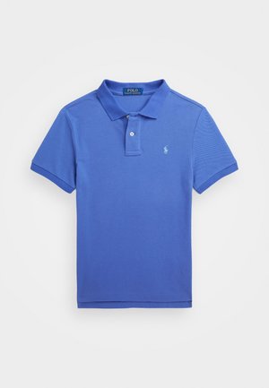 Polo azzurra in cotone strutturato, con collo classico, patta con tre bottoni e piccolo logo ricamato sul petto.