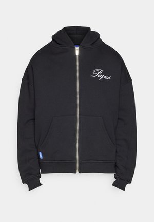 Svart zip-up hoodie i mjukt tyg. Har en framfick, ribbade muddar och ordet "Pequs" broderat i vitt på bröstet.