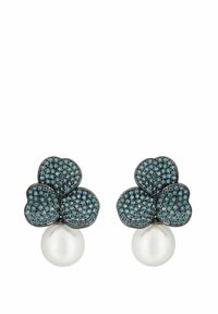 Pendientes en forma de lágrima que presentan tres pétalos de metal oscuro texturizado con piedras turquesa, complementados con un acento de perla blanca debajo.