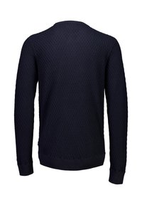Granatowy sweter z teksturowanym wzorem diamentowym, długimi rękawami oraz ściągaczami przy mankietach i u dołu. Wykonany z dzianiny.