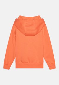 Sudadera con capucha naranja que presenta una textura suave, puños acanalados y un bolsillo canguro. La vista trasera muestra un diseño limpio y minimalista.