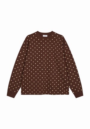 Hnědá košile s dlouhým rukávem s světlými žlutými puntíky, kulatým výstřihem a žebrovanými manžetami, položena na bílém pozadí.