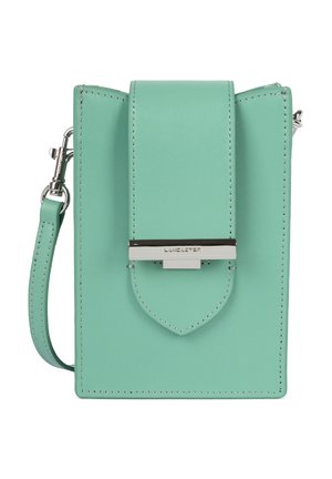 Mintgrüne Leder-Crossbody-Tasche mit strukturiertem Design, silberner Hardware und Klappenverschluss. Verfügt über einen abnehmbaren Schulterriemen für Vielseitigkeit.