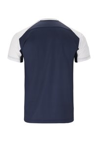 Marinblå träningströja med vita korta ärmar, slät textur och kontrasterande sömmar på axlarna. Bakifrån visar den en ren, minimalistisk design.