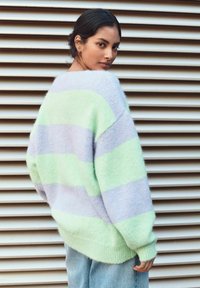Next RELAXED FIT SOFT TOUCH V-NECK  - Pullover - purple green stripe