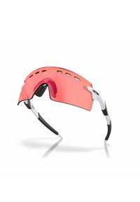 Occhiali da sole sportivi con una grande lente curva di colore rosso, montatura bianca e bracci neri texturizzati. Presentano slot di ventilazione lungo la parte superiore.