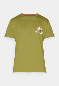 Olivově zelené tričko, krátké rukávy, kulatý výstřih. Obsahuje potištěnou grafiku s mraky a textem "Alpha Industries." Kontrastní červený vnitřní límec.
