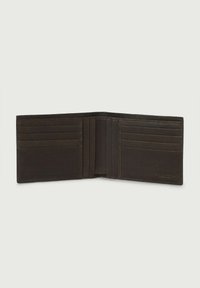 Portafoglio in pelle marrone, design pieghevole, superficie texture, molteplici slot per carte e compartimenti, cuciture scure, senza hardware o dettagli visibili.