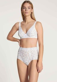 Witte kanten bh en hooggewaardeerde onderbroekenset met bloemmotieven, gegolfde randen en een zachte textuur. Gemaakt van delicaat kantmateriaal.