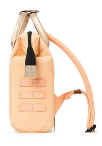 Pfirsichfarbene Rucksack mit matter Textur, ausgestattet mit einem schwarzen Reißverschluss, metallisch goldenen Trägern und drei horizontalen Gurtstreifen.