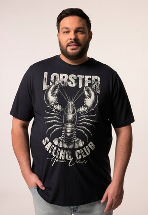 Černé bavlněné tričko s velkým bílým potiskem humra a textem "LOBSTER SAILING CLUB". Krátké rukávy, uvolněný střih, ležérní design.