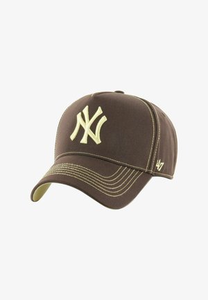 Braune Baseballkappe aus Stoff, mit einem erhabenen gelben NY-Logo vorne, gelben Nähten und einer gebogenen Krempe.