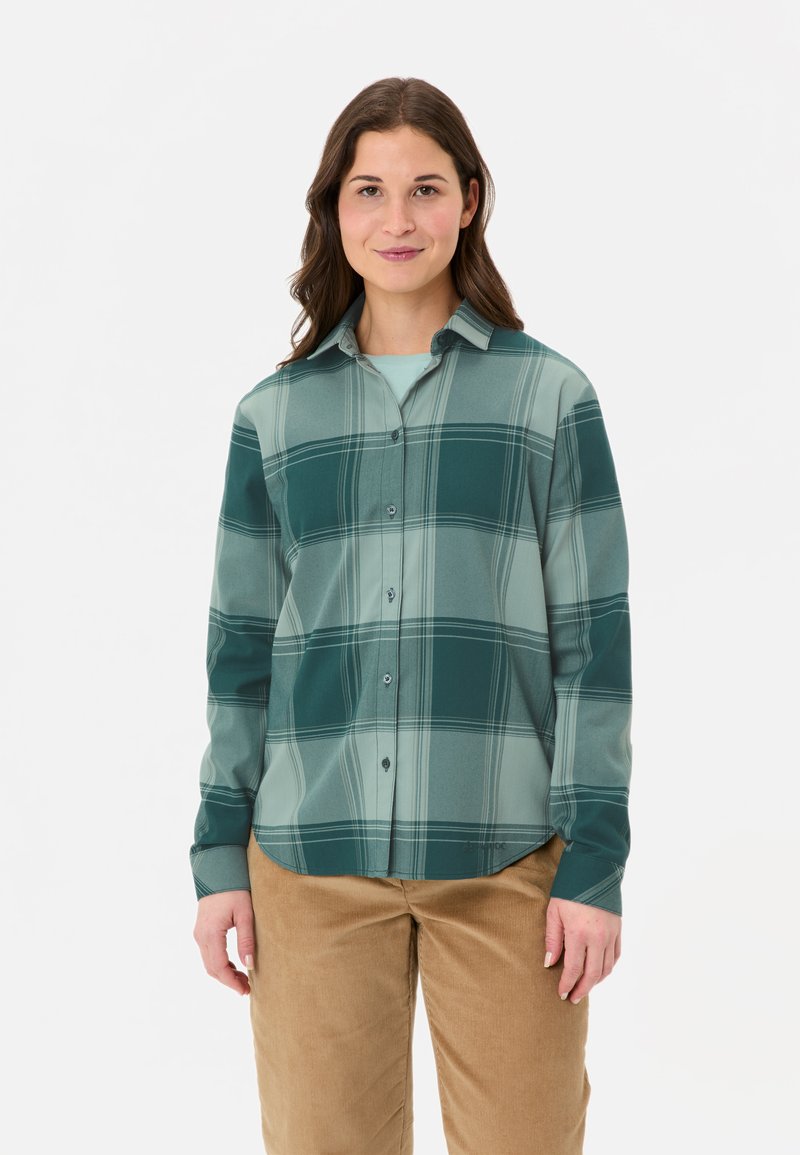 Grünes karierter Button-Up-Hemd mit Kragen, das in hellen und dunklen Grüntönen gehalten ist, kombiniert mit beigen Cordhosen.
