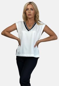 Niewybrane, off-white