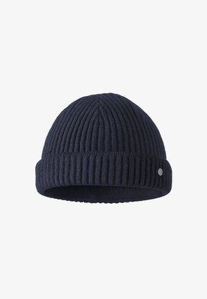 Marine gebreide beanie met ribbeltextuur, voorzien van een omgeslagen rand en een klein metalen accent aan de zijkant.