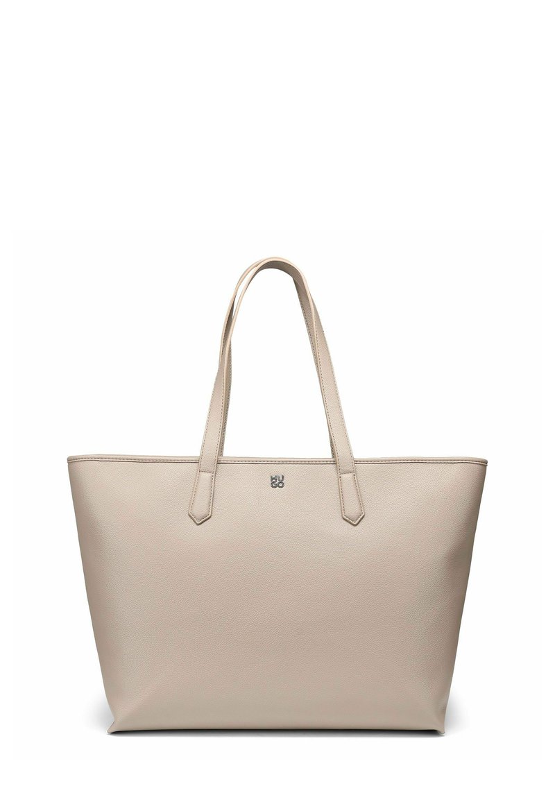 Borsa tote in pelle beige con due manici lunghi, forma rettangolare strutturata e un piccolo logo metallico sul davanti. Texture liscia.