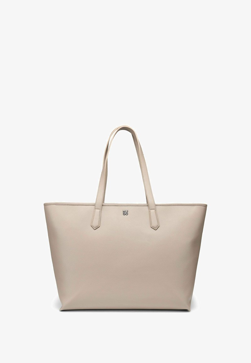 Beige leren tote bag met twee lange handvatten, een gestructureerde rechthoekige vorm en een klein metallic logo aan de voorkant. Gladde textuur.