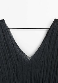 Robe noire texturée avec un décolleté en V. Le tissu plissé crée un effet froissé. Une fine lanière sombre traverse horizontalement le dos.