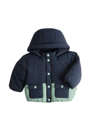 Baby dynejakke med hætte, mørkeblå overdel, lysegrøn bund, frontknapper og to forlommer på hvid baggrund.