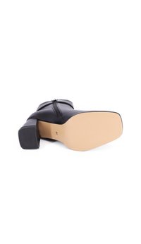 Stivaletto in pelle nera con punta quadrata e tacco spesso. Texture liscia con zip laterale e suola in gomma beige. Taglia contrassegnata come 37.