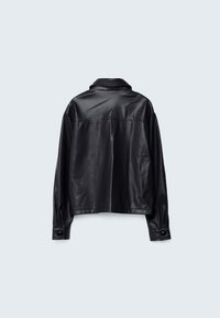 Veste en cuir noire avec col à revers, coupe courte et manches longues. Équipée de poignets à boutons et d'une texture lisse et brillante.