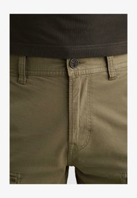Unselected, dusky green