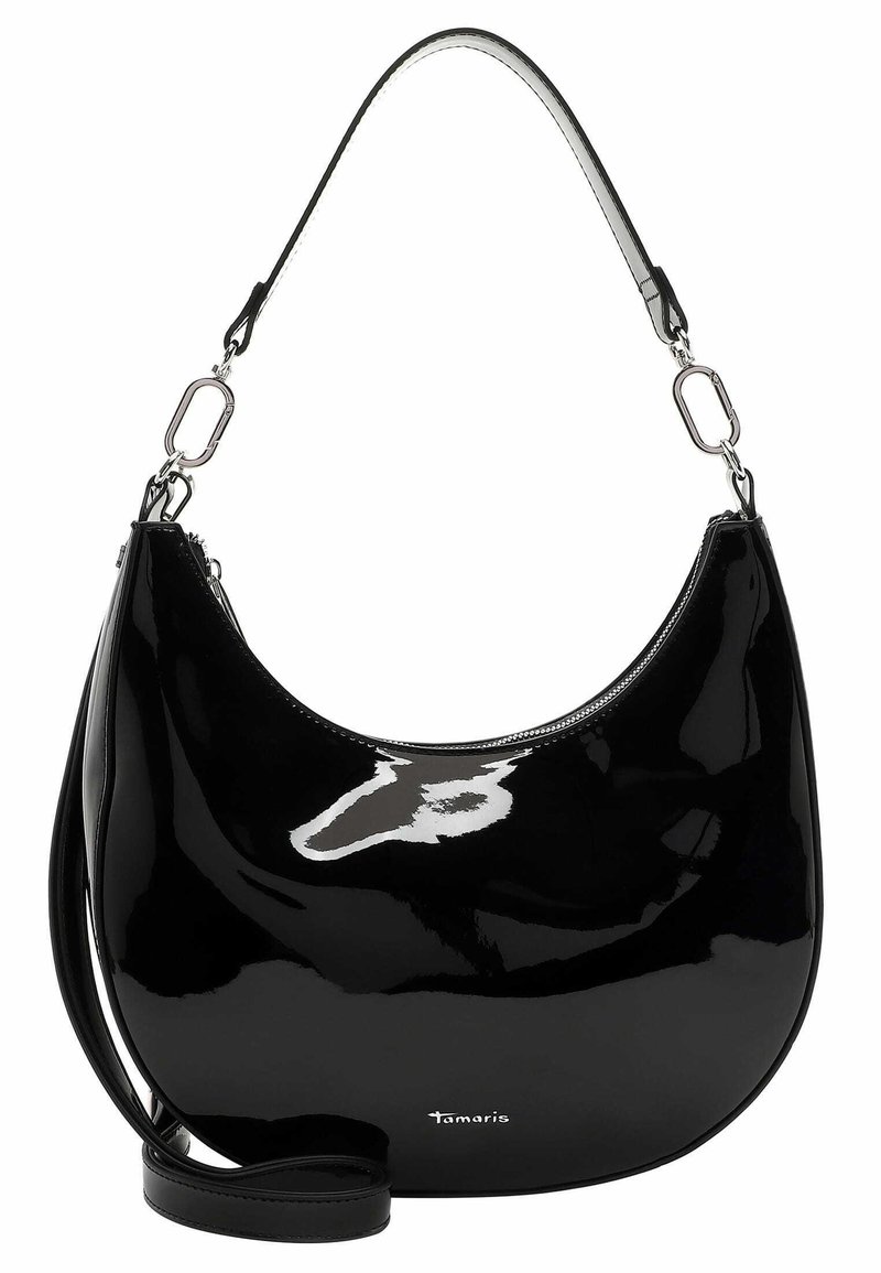 Sac à main noir brillant en forme de croissant avec une petite bandoulière, une quincaillerie argentée et un petit logo "Tamaris" à l'avant en bas au centre.