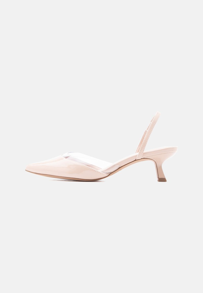 Escarpin slingback en cuir verni nude avec bout pointu et petit talon incurvé sur un fond clair uni.